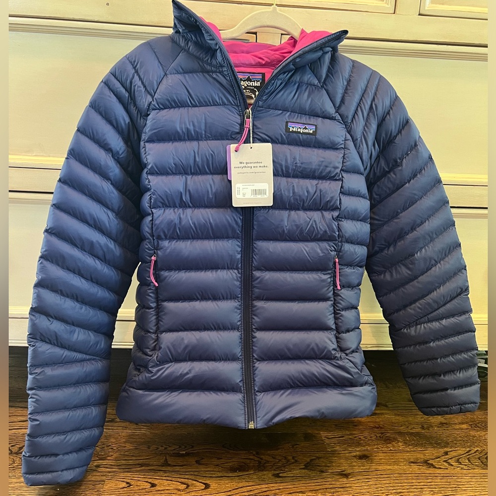 Patagonia Women’s Down Sweater Hoody Size Medium (Navy with magenta interior)